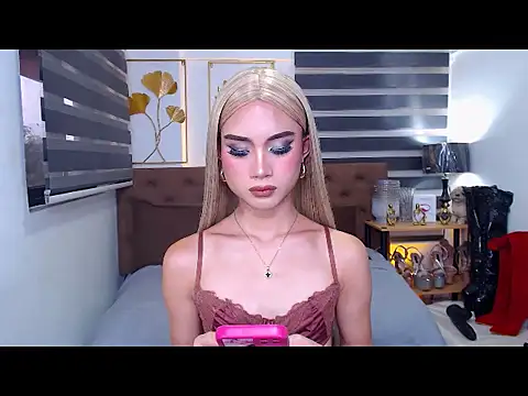 JuicyCockThea: διαδικτυακό σόου στην κάμερα