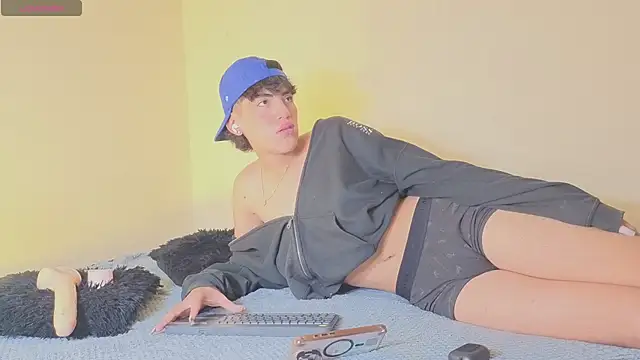 Вебкам-шоу max_femboy