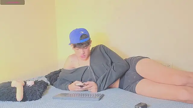 max_femboy webcam show