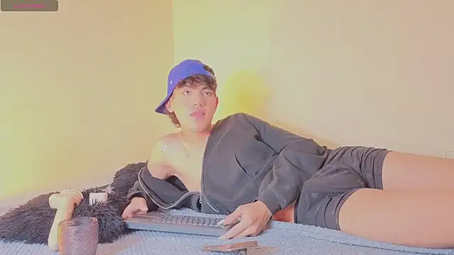 max_femboy Show Webcam