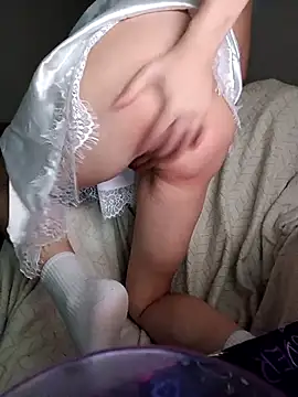 Pokazy przed kamerką – HornyCumBitch