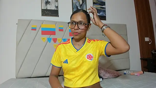 samaraa_smith1 Adlı Modelin Canlı XXX Sohbeti