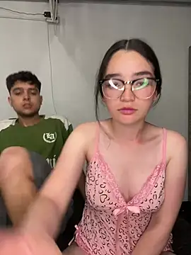 velvet_couple Show in webcam