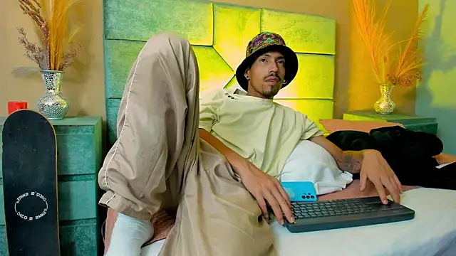 Chat +18 de NoaahTylor ao vivo