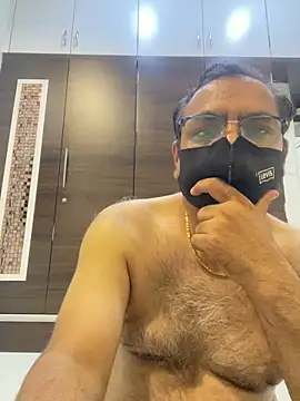 maleattention: διαδικτυακό σόου στην κάμερα
