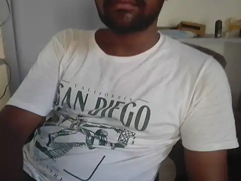 Tinku_1324: διαδικτυακό σόου στην κάμερα