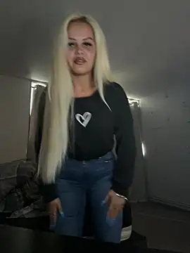 BlondeMilfXo Webcam show