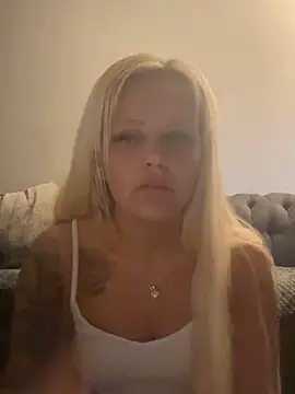 BlondeMilfXo Webcam Show
