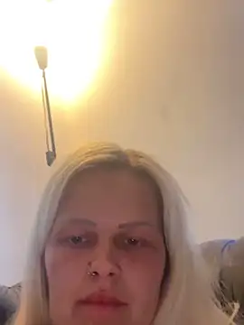 BlondeMilfXo's Webcam Show