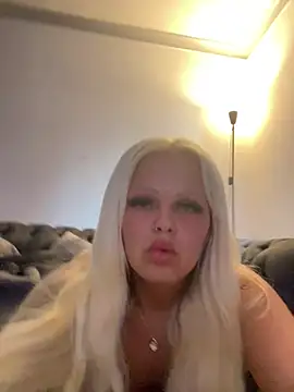 BlondeMilfXo's Live XXX Chat