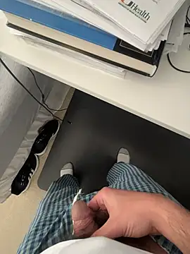 awesomemilkss Show in webcam