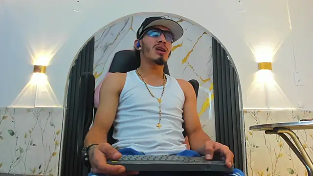 Dominant_kiing Show in webcam