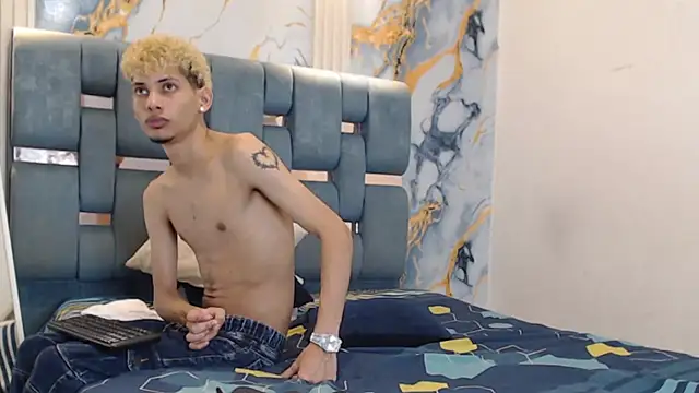 Show modela YOUNG_BOYS_HELL na web-kameri