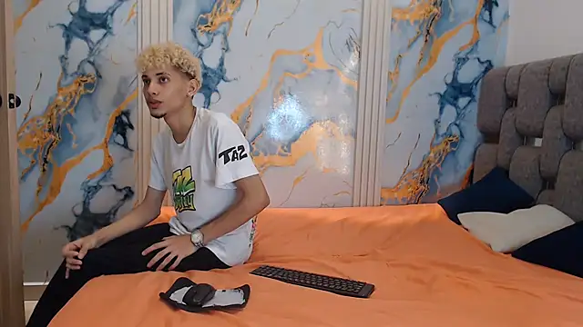 Show Webcam de YOUNG_BOYS_HELL