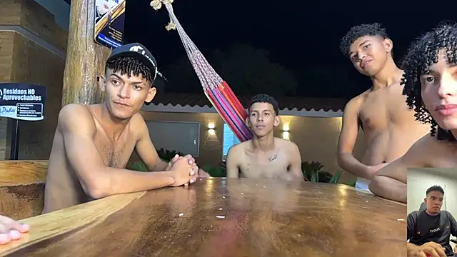 kinkyhousexxxx: διαδικτυακό σόου στην κάμερα
