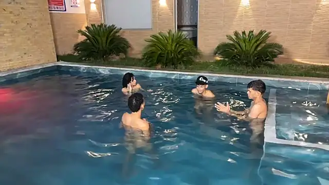 הופעת וובקאם של kinkyhousexxxx
