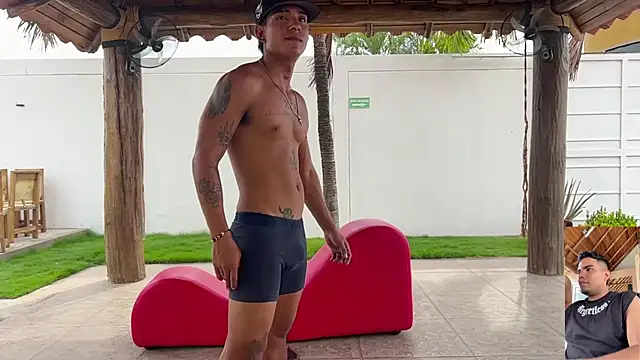 הופעת וובקאם של kinkyhousexxxx