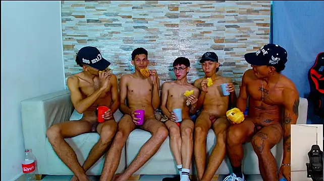 kinkyhousexxxx's Webcam Show