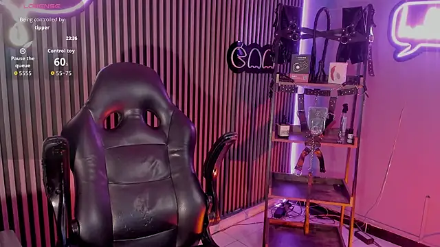 Maximoking26: διαδικτυακό σόου στην κάμερα