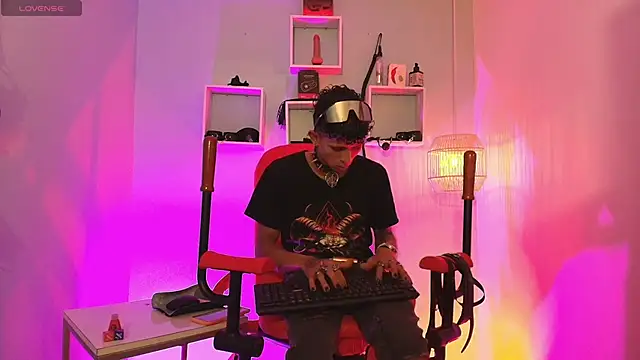 Maximoking26: διαδικτυακό σόου στην κάμερα