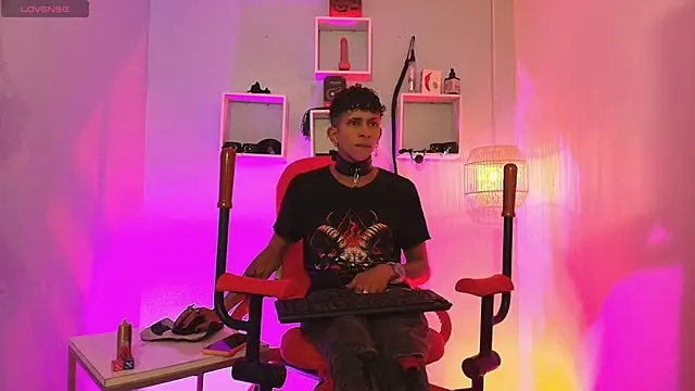 Maximoking26 Show in webcam