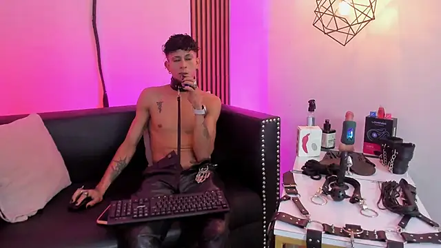 Show modela Maximoking26 na web-kameri