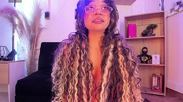 צ'אט XXX בשידור חי של Tylla__