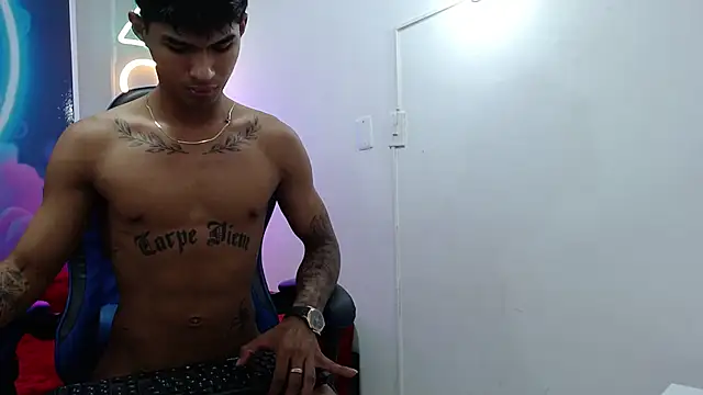 luka_big18: διαδικτυακό σόου στην κάμερα