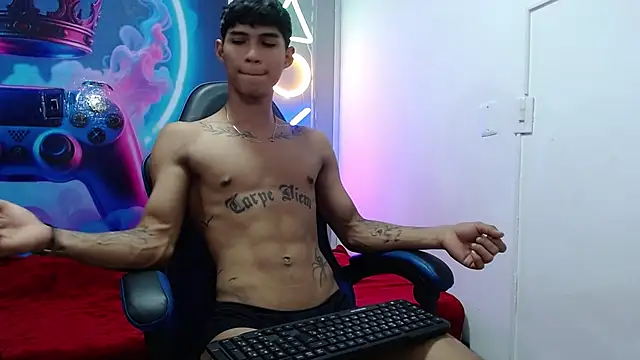 luka_big18: διαδικτυακό σόου στην κάμερα