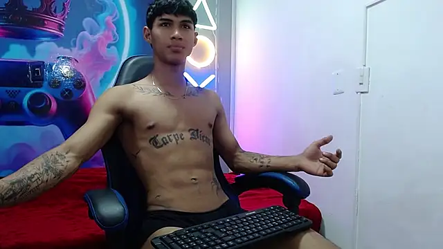 luka_big18: διαδικτυακό σόου στην κάμερα