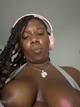 ShortcakeMochaa Show in webcam