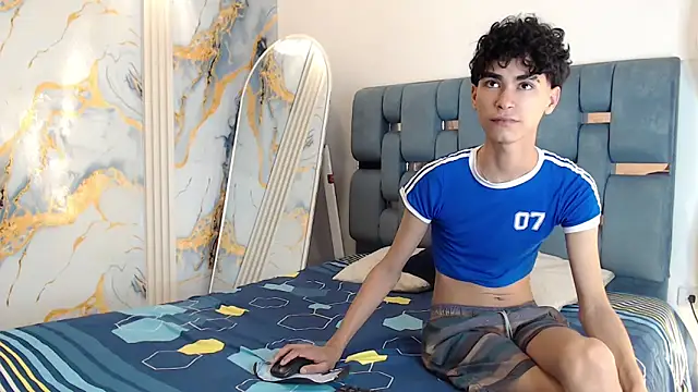 BOYS_PLAY: διαδικτυακό σόου στην κάμερα