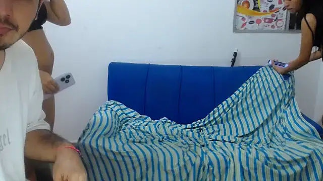 triohorny18: διαδικτυακό σόου στην κάμερα