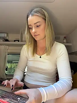 melanieTesss Show in webcam