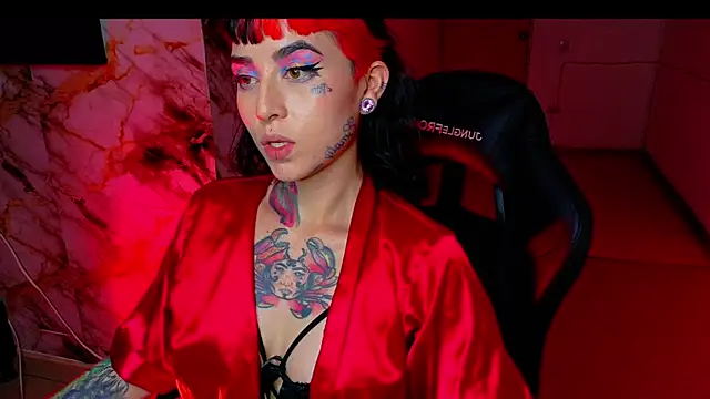 Pokazy przed kamerką – nova_kitttyy