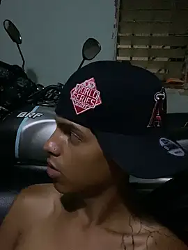 Aleexxx_2005のウェブカメラショー