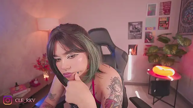 violette_clerk1_'s Webcam Show
