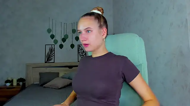Chat +18 de Miaa_Hill ao vivo
