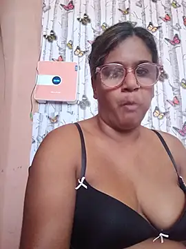 indianstrawberrylips4u Adlı Modelin Canlı XXX Sohbeti