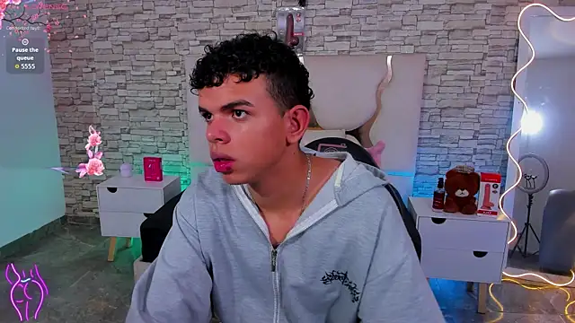 הופעת וובקאם של keahi_tay