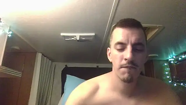 Pokazy przed kamerką – luverrboyy