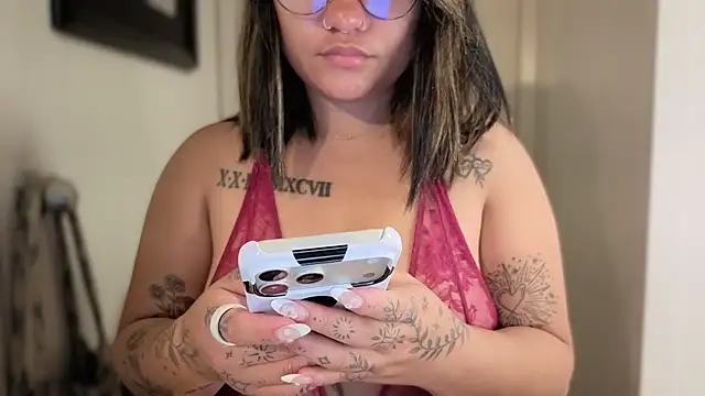 momgoeswild's Webcam Show