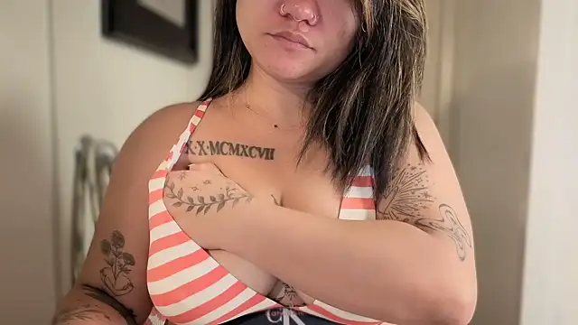momgoeswild's Webcam Show