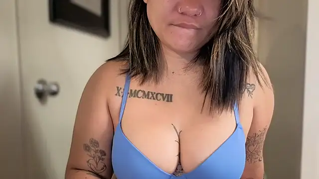 momgoeswild's Live XXX Chat