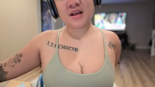 momgoeswild's Webcam Show