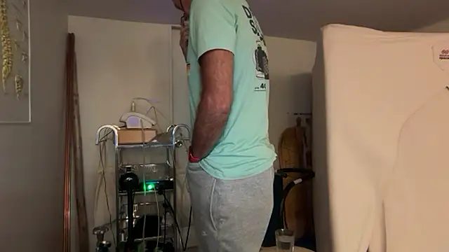 Guy__Grey Show in webcam