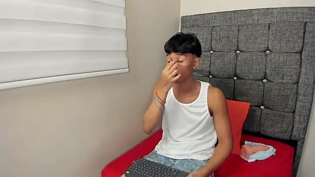 Little_Twink19x: διαδικτυακό σόου στην κάμερα