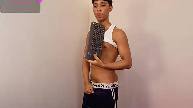 Little_Twink19x webkamerás műsora
