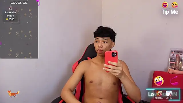 הופעת וובקאם של Little_Twink19x