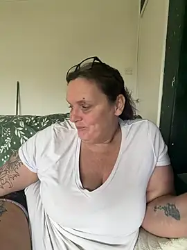 Busty-GilfQuinn's Webcam Show
